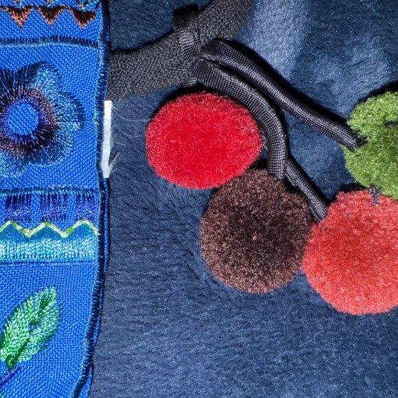 Unique embroidered cross body bag - Picture 5 of 11